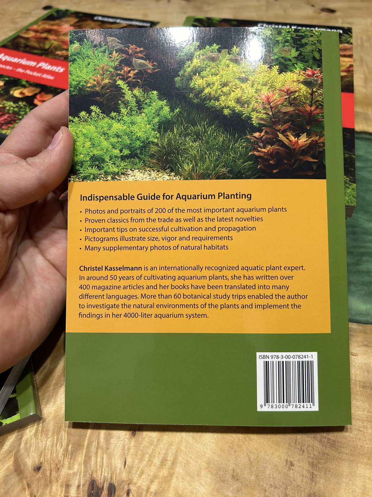 Back cover of the book Aquarium Plants 200 Species – the Plants Pocket Atlas, showing review of the book and presenting the author Christel Kasselman- Aquarium Boutique